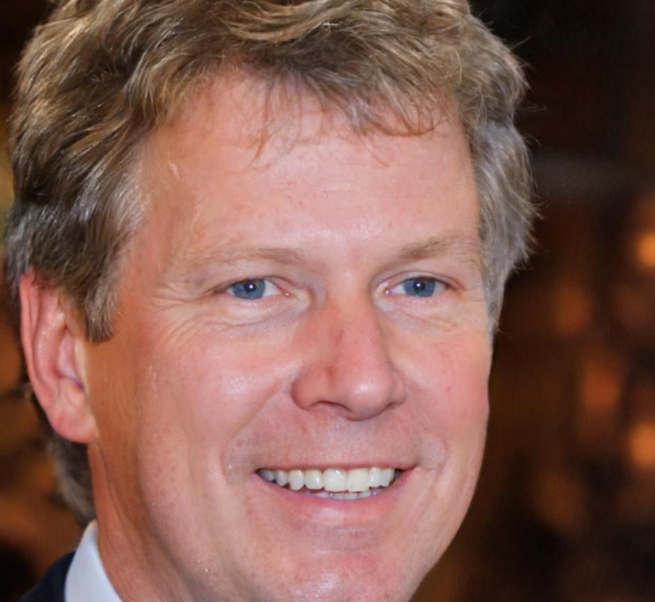 Portrait de Marc Dubois, expert en conformité budgétaire