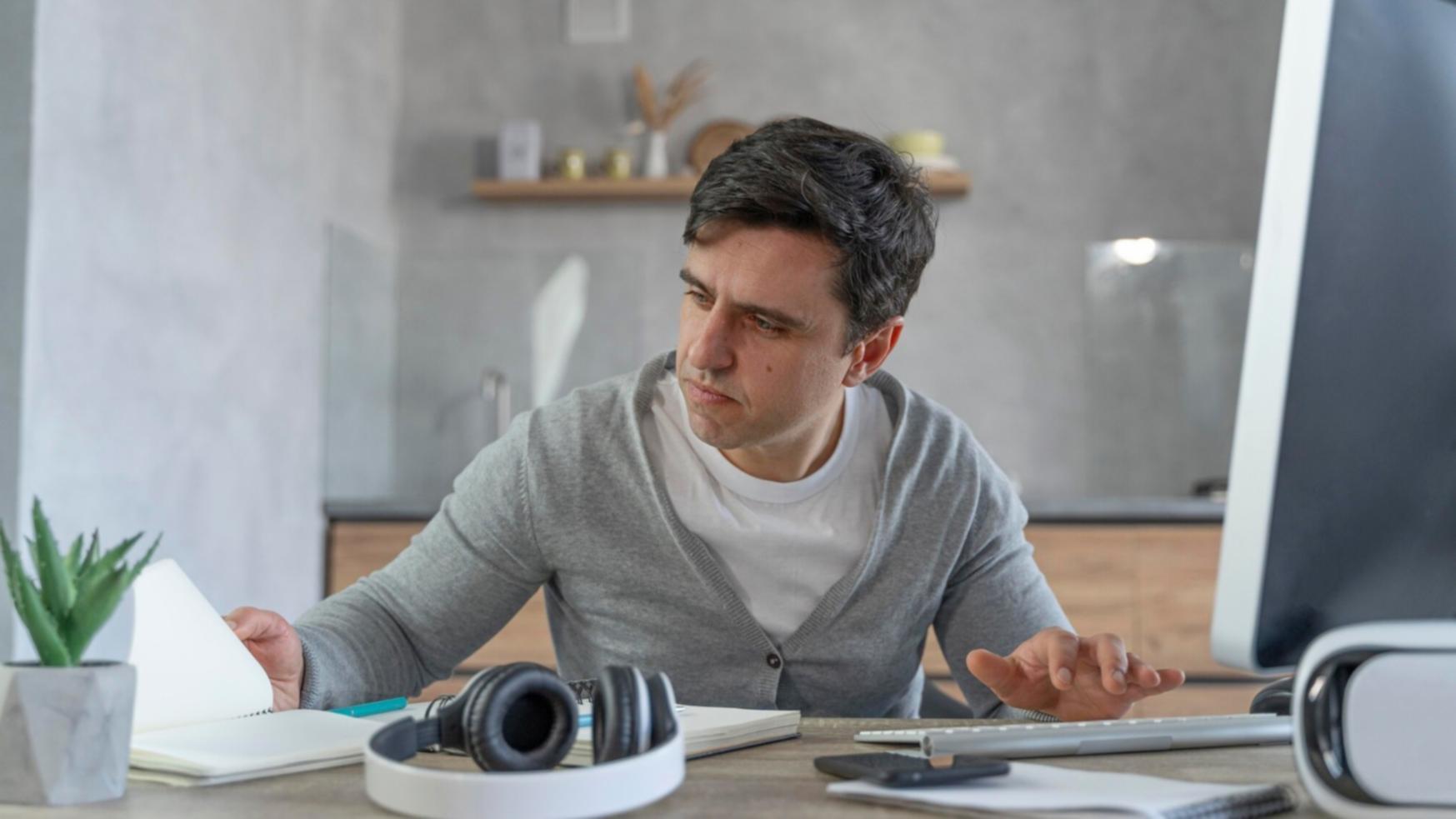 Équipe de conseillers financiers en discussion stratégique